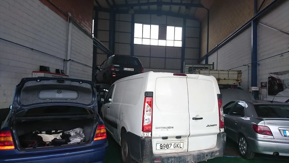 Interior de Neumáticos Berriz Taller Mecánico con varios coches en reparación