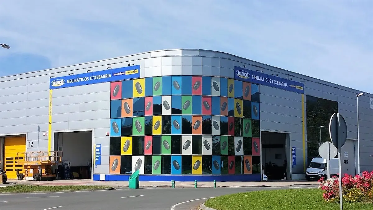 Fachada de Neumáticos Etxebarria, taller de la red Vulco en Abadiño.