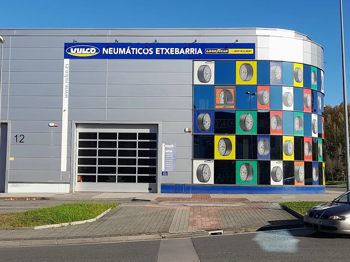 Entrada y fachada de Neumáticos Etxebarria con rótulo Vulco.
