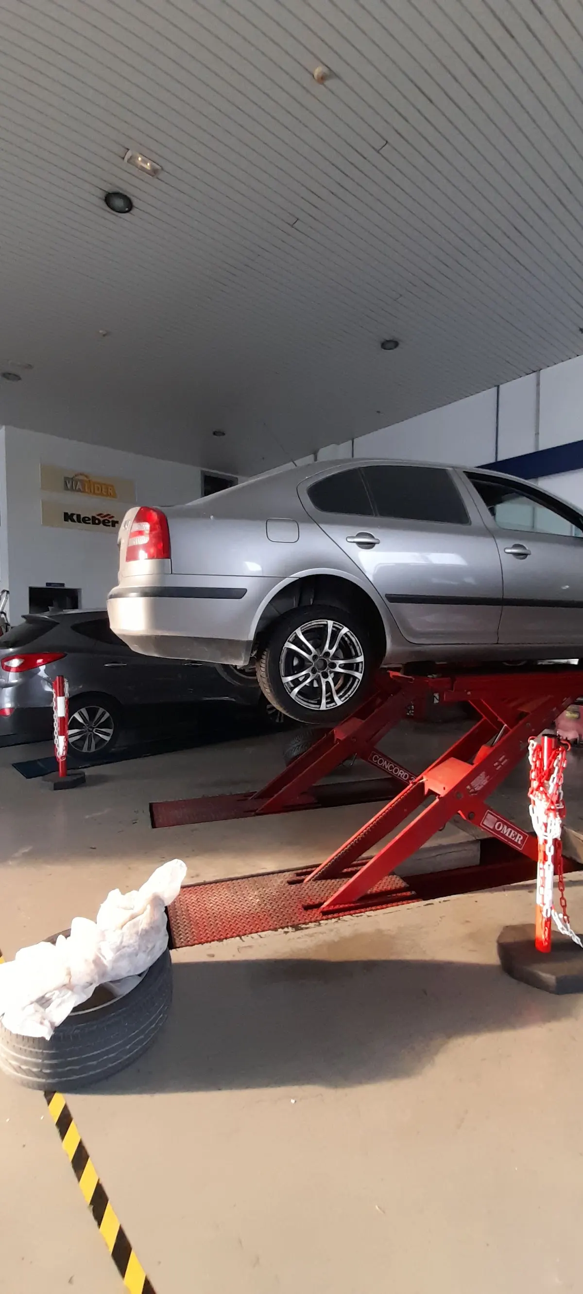 Vehículo elevado en el taller de Neumáticos Etxebarria durante una intervención.