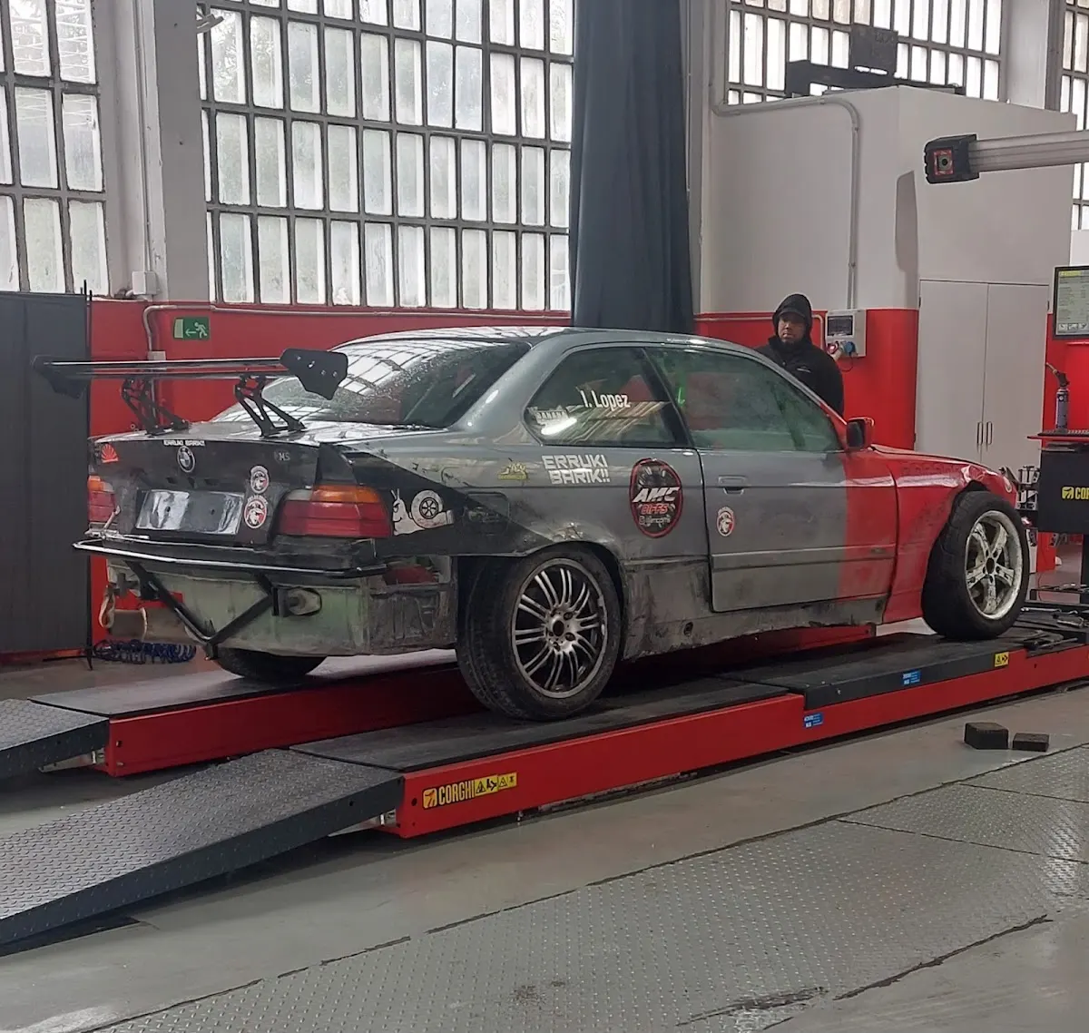 Coche sobre una plataforma de trabajo dentro del taller Neuri