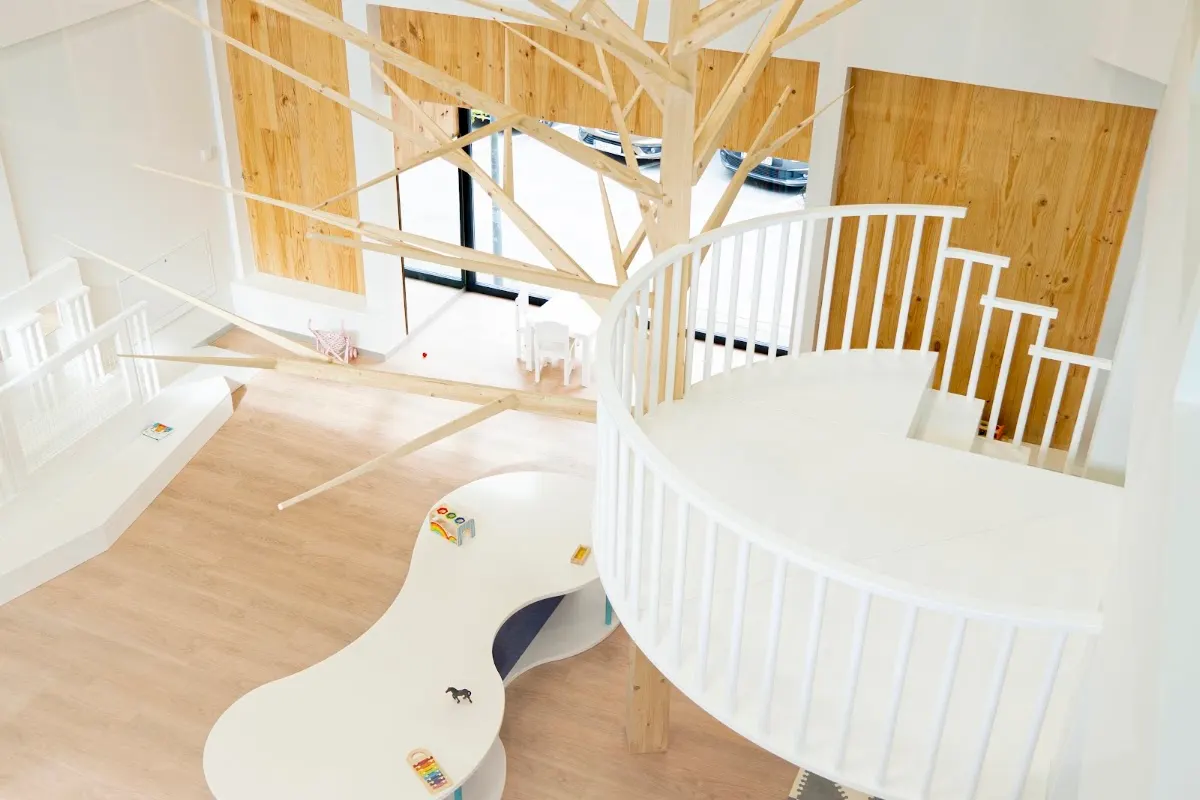 Espacio infantil con estructuras de madera y zona de juego de Nevers Ikastetxea