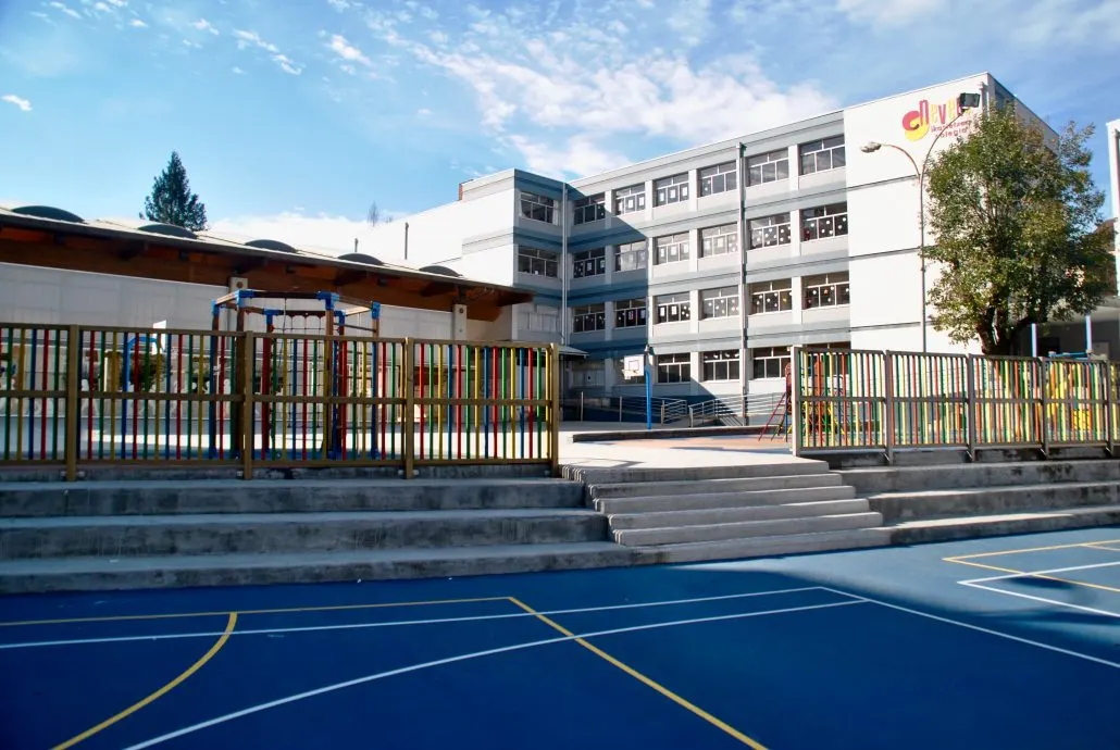 Exterior y patio deportivo de Nevers Ikastetxea en Durango