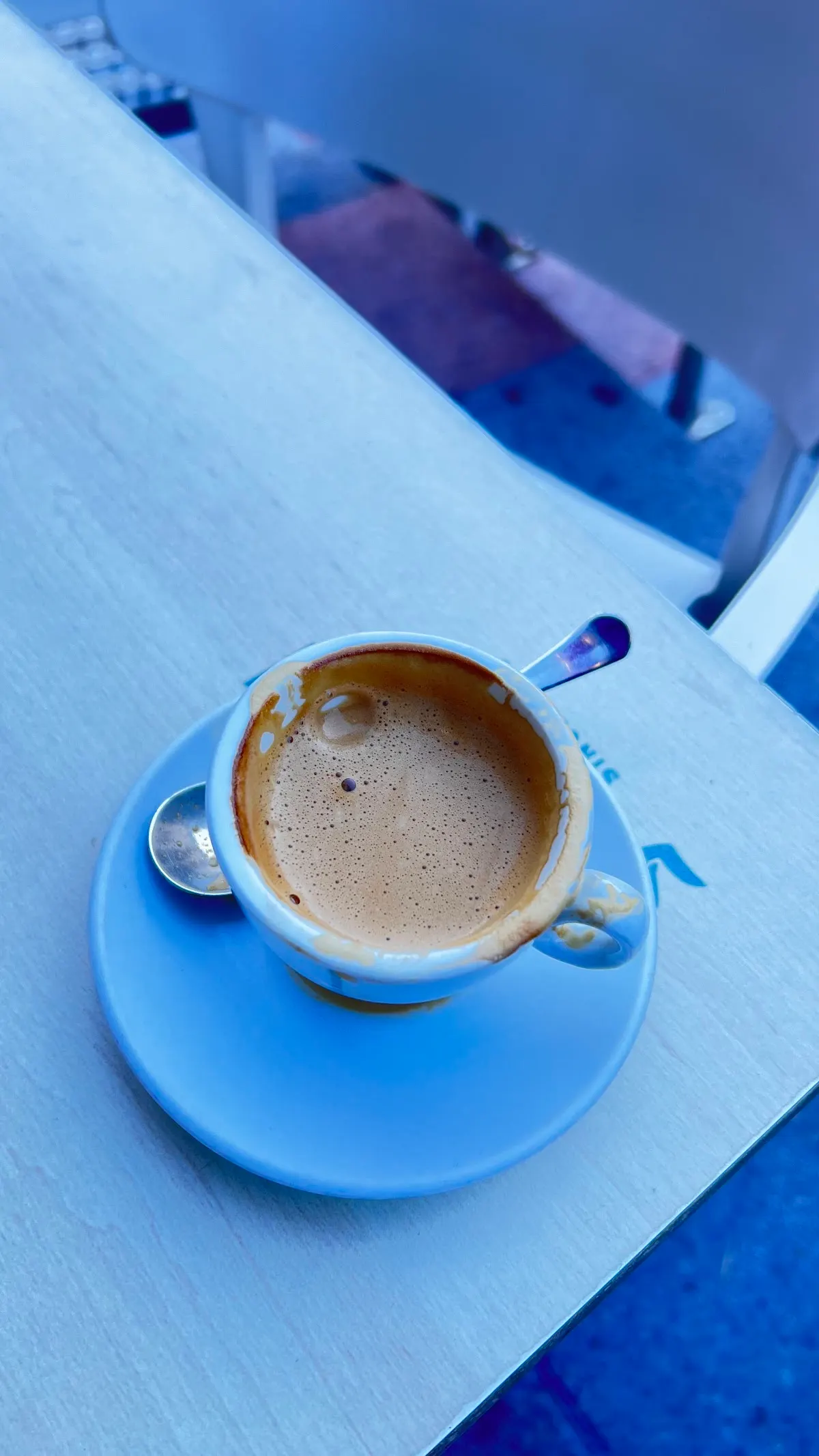 Taza de café sobre una mesa