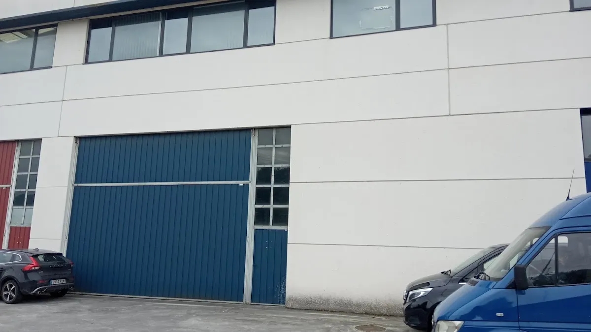 Exterior de una nave industrial en Iurreta.