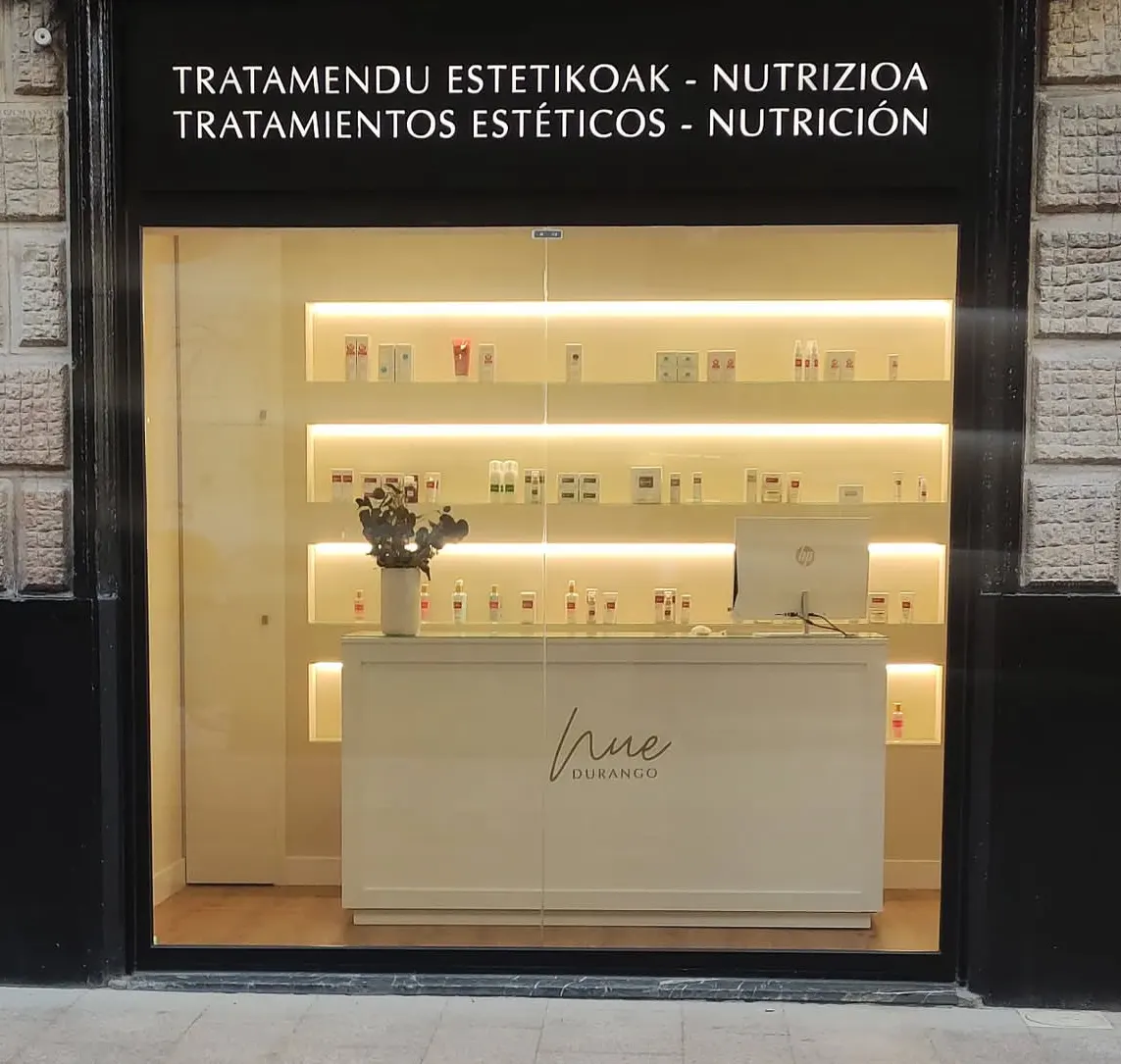 Escaparate de NUE DURANGO con el rótulo de tratamientos estéticos y nutrición.