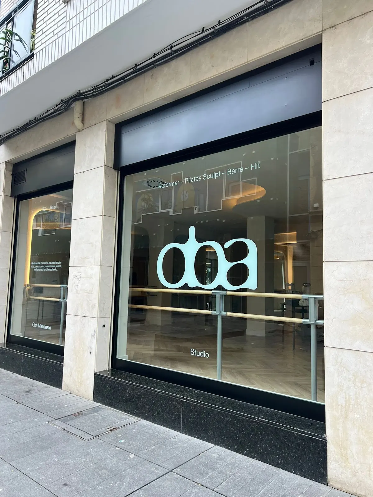 Fachada acristalada de Oba Studio en una calle de Amorebieta-Etxano.