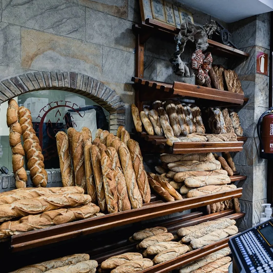 Estanterías con panes de distintos tipos en Obrador San Roke