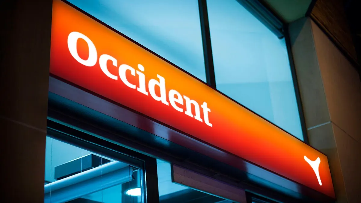 Rótulo de Occident en la entrada de una oficina