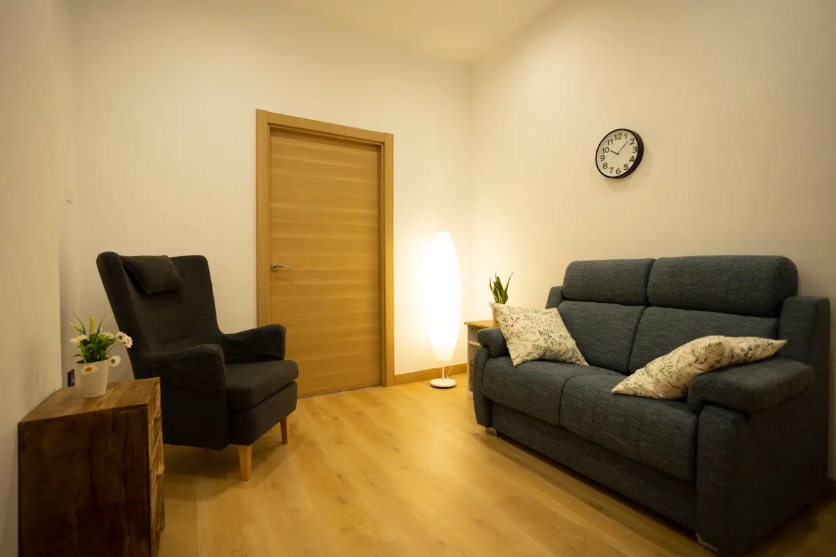 Sala de espera de On Hartu Zentroa con sillones y sofá