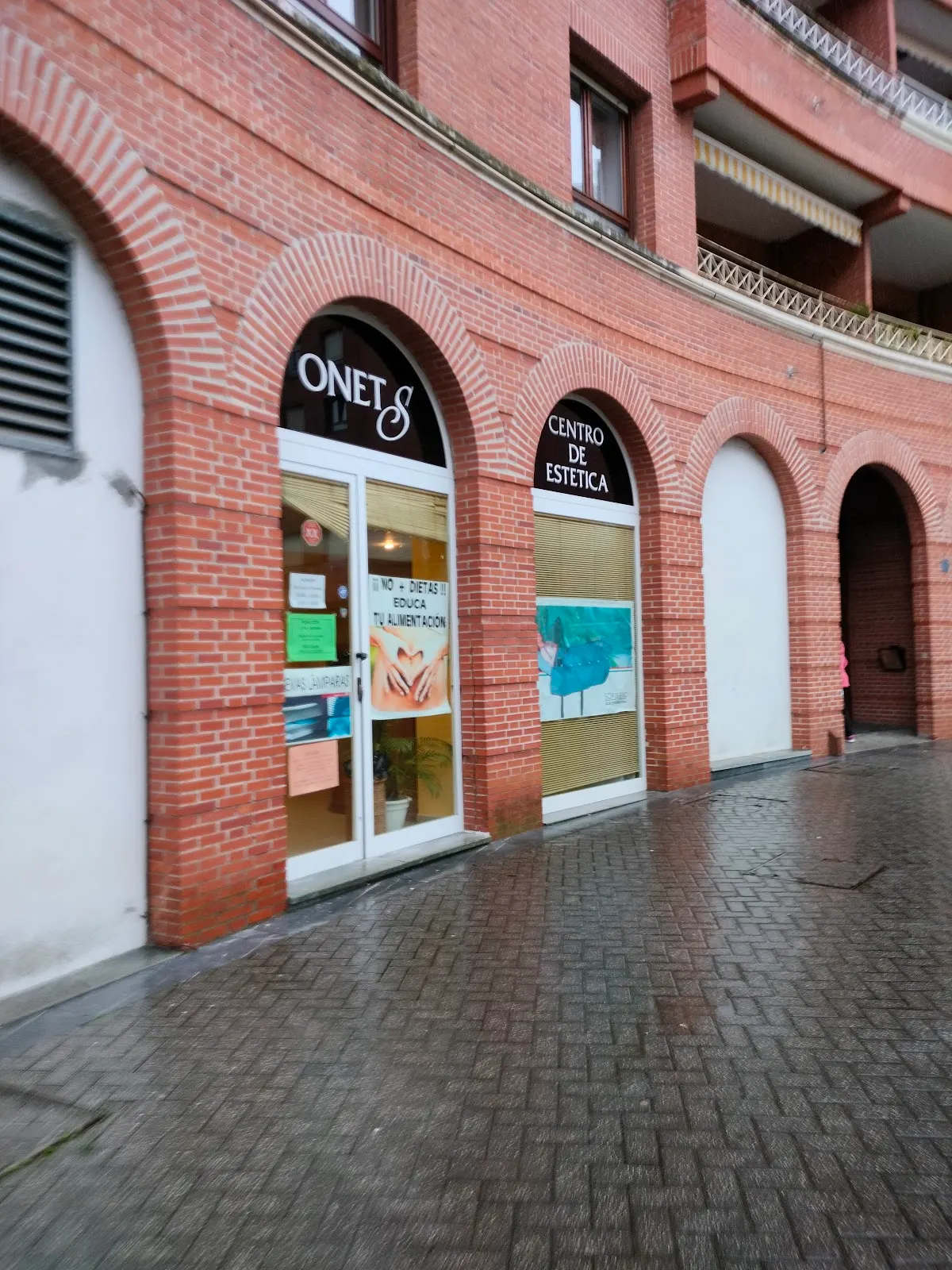 Entrada de Onets, centro de estética en Amorebieta-Etxano, con rótulos de estética y solárium.