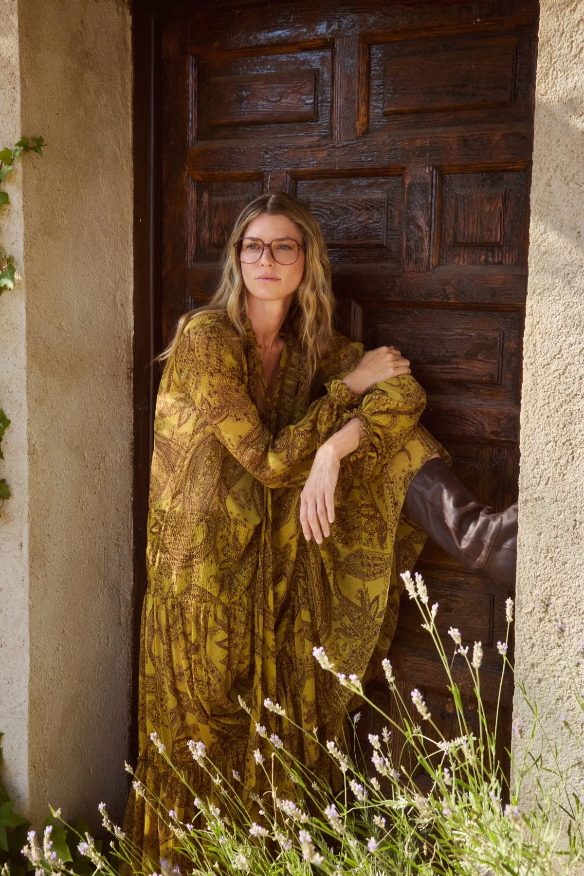 Modelo con gafas en una imagen de campaña de moda.