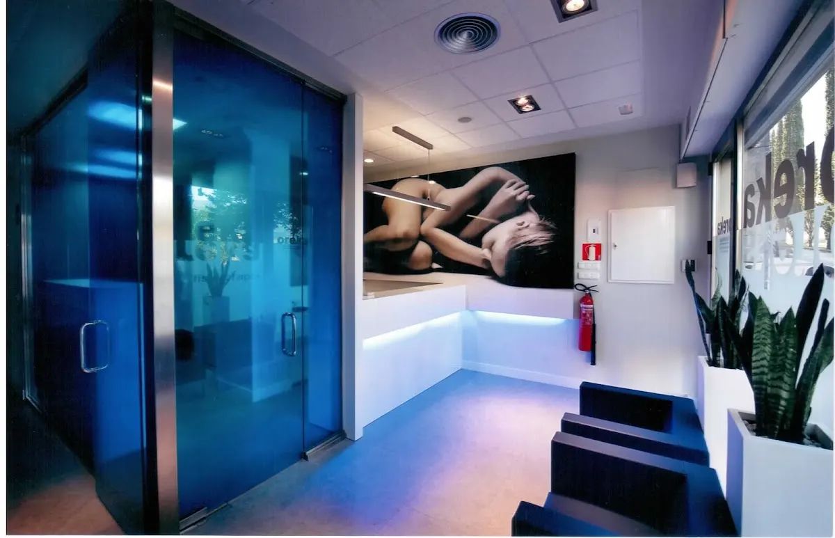 Recepción de Oreka Fisioterapia, con mostrador y sala de espera.