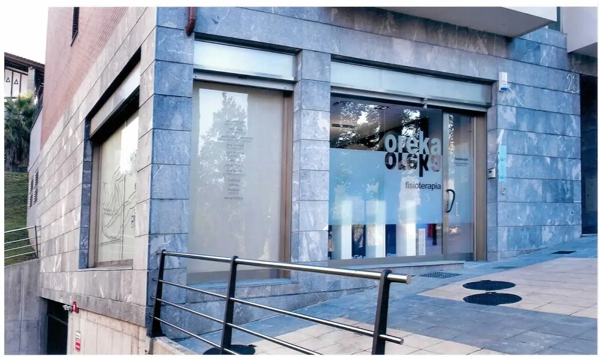 Entrada acristalada del centro Oreka Fisioterapia en Amorebieta-Etxano.