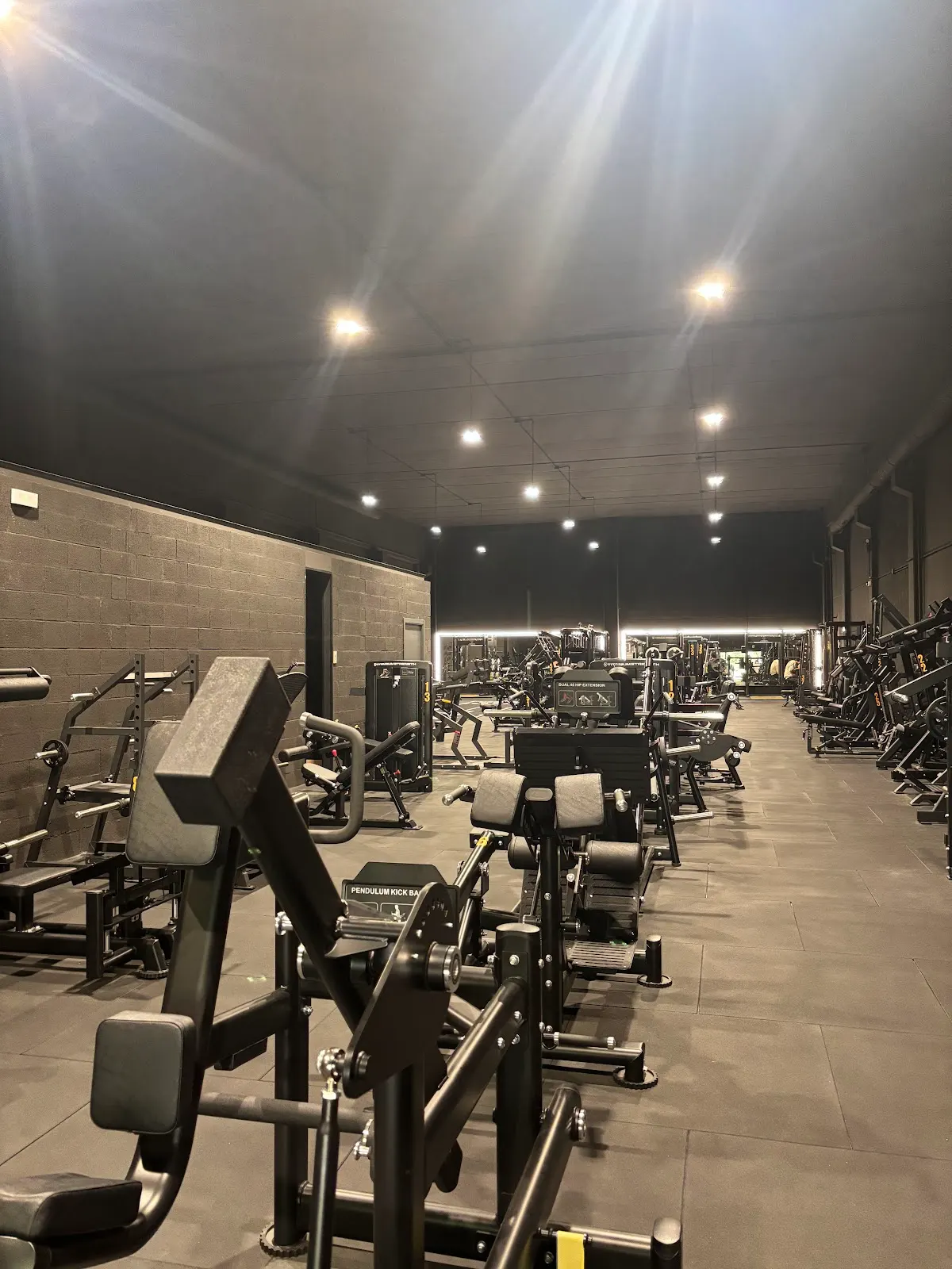 Sala de Oxygen Training Club equipada con máquinas de entrenamiento de fuerza y cardio