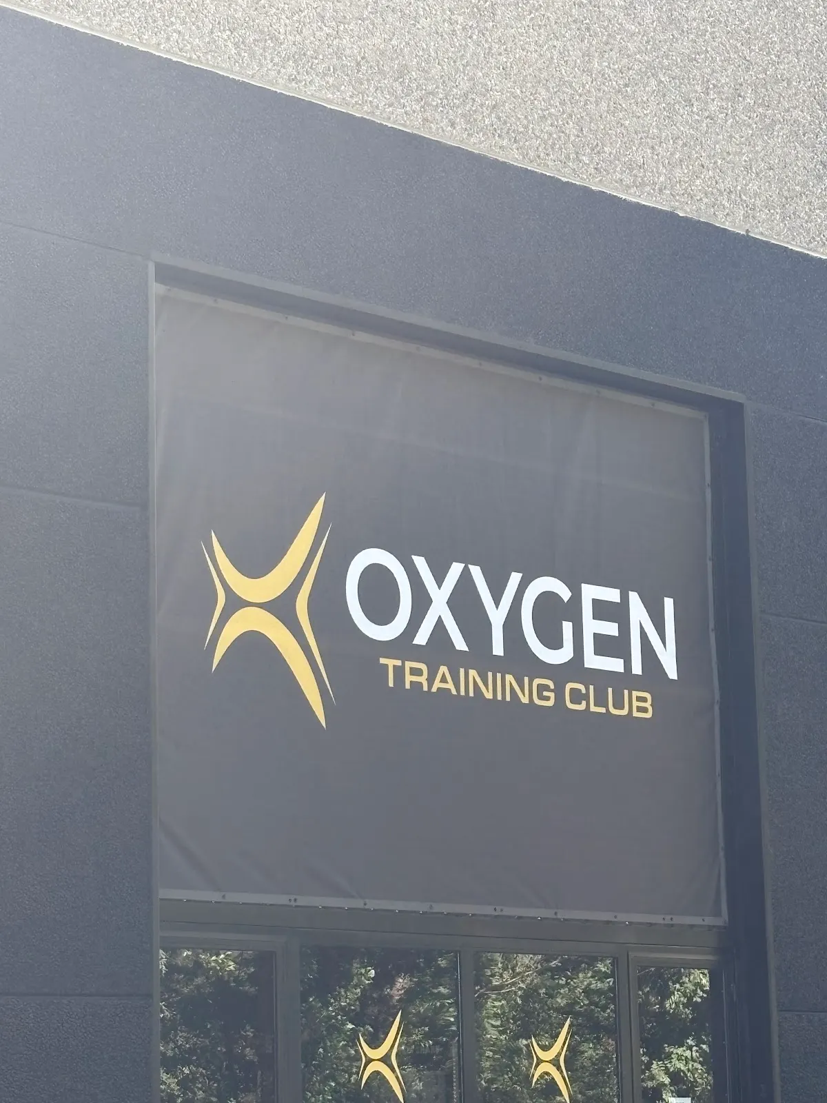 Rótulo de Oxygen Training Club en la fachada del gimnasio