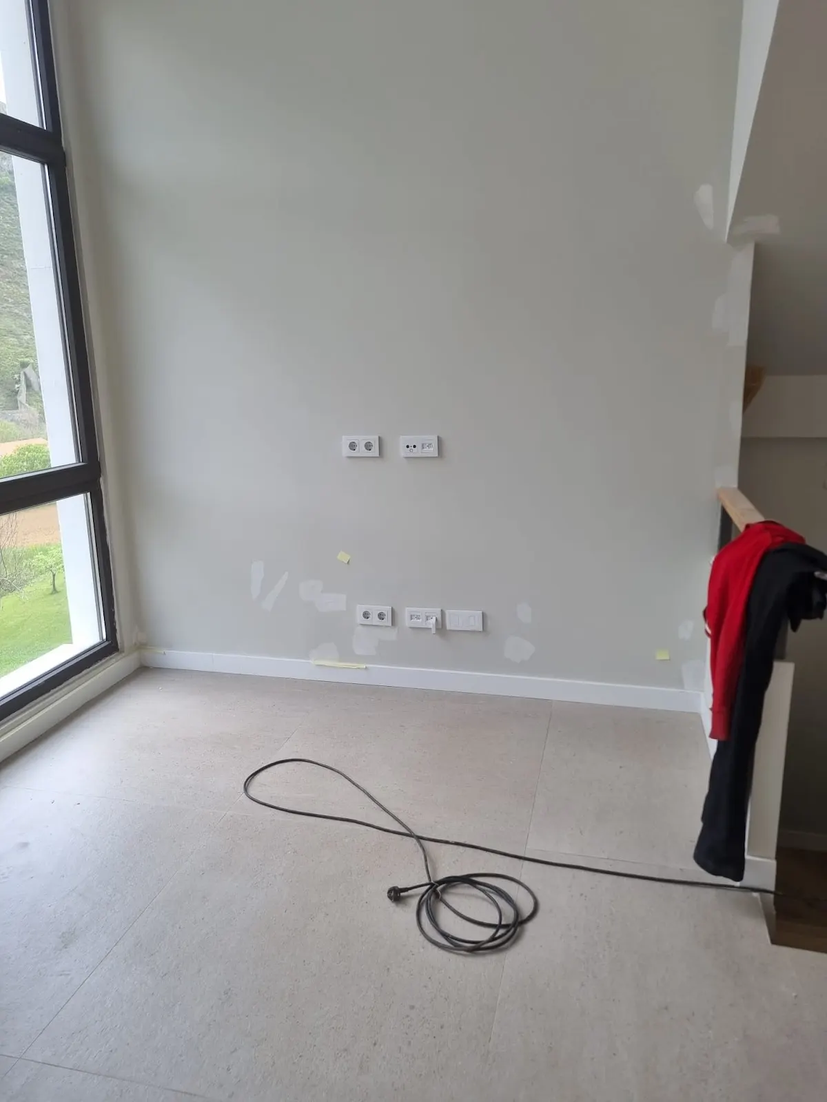 Habitación con paredes recién pintadas y suelo protegido en una vivienda