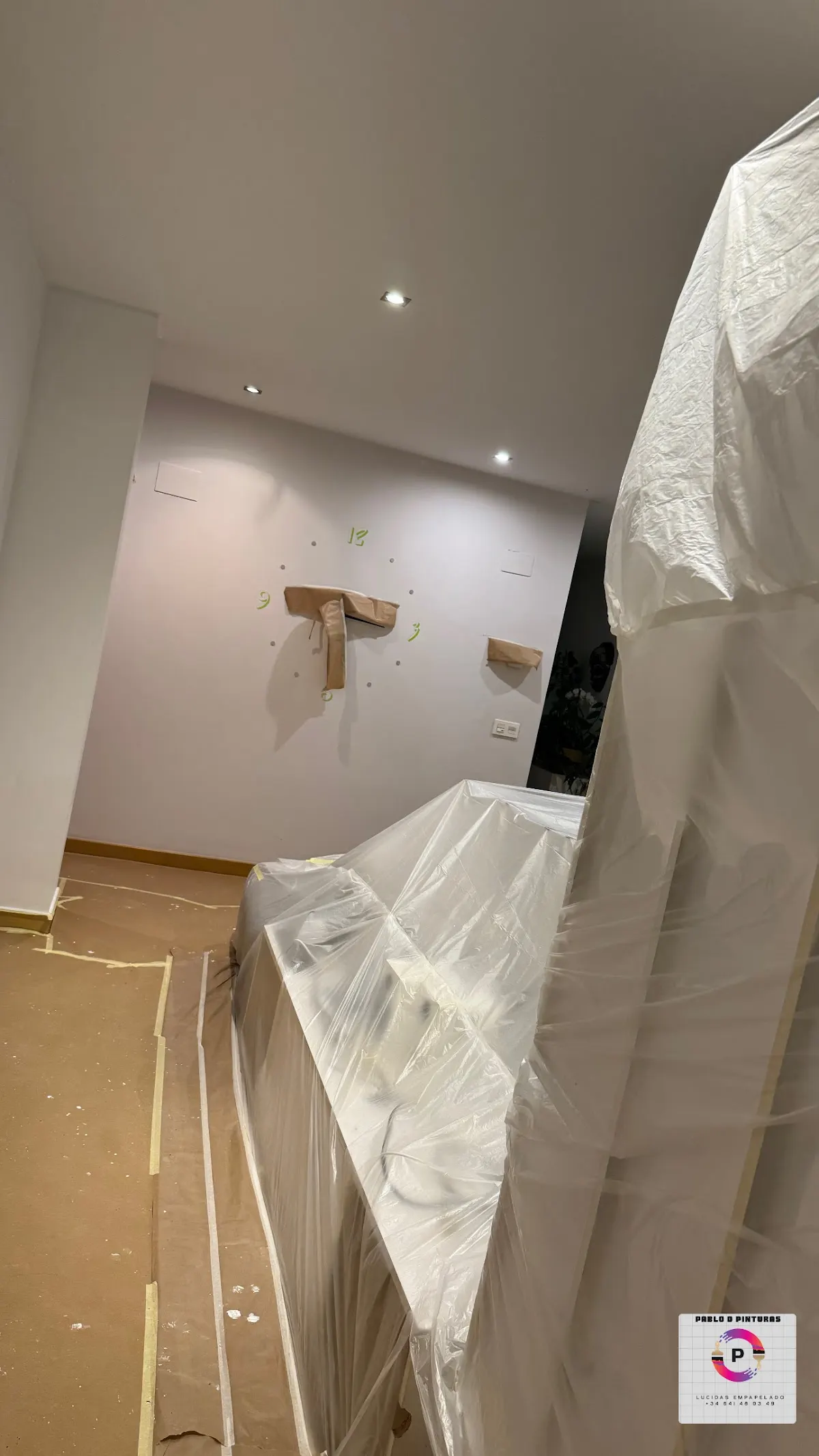 Estancia en trabajos de pintura con muebles cubiertos para protegerlos