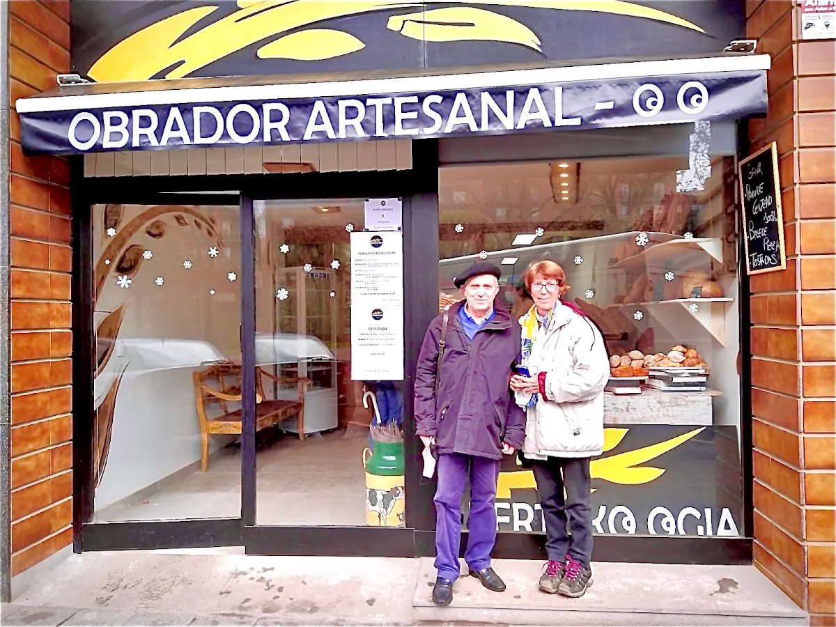 Fachada de la panadería Bertoko Ogia, con dos personas delante del escaparate.
