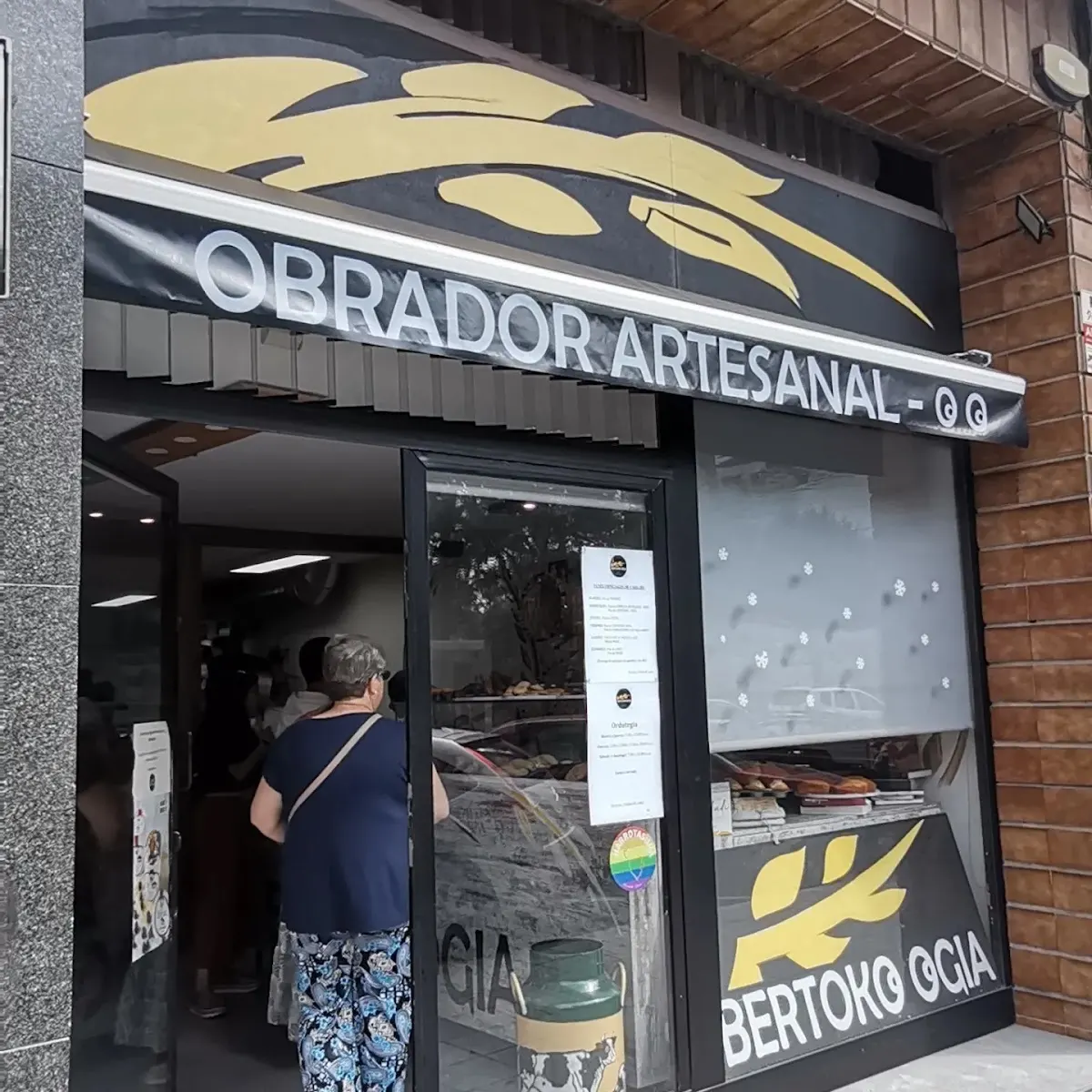 Entrada y escaparate de la panadería Bertoko Ogia.