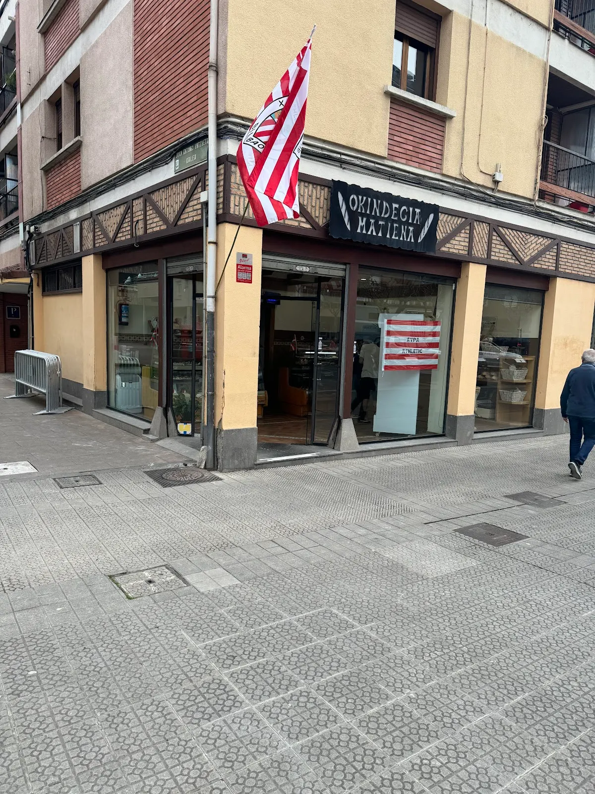 Fachada de Panadería Matiena en una esquina de Abadiño.