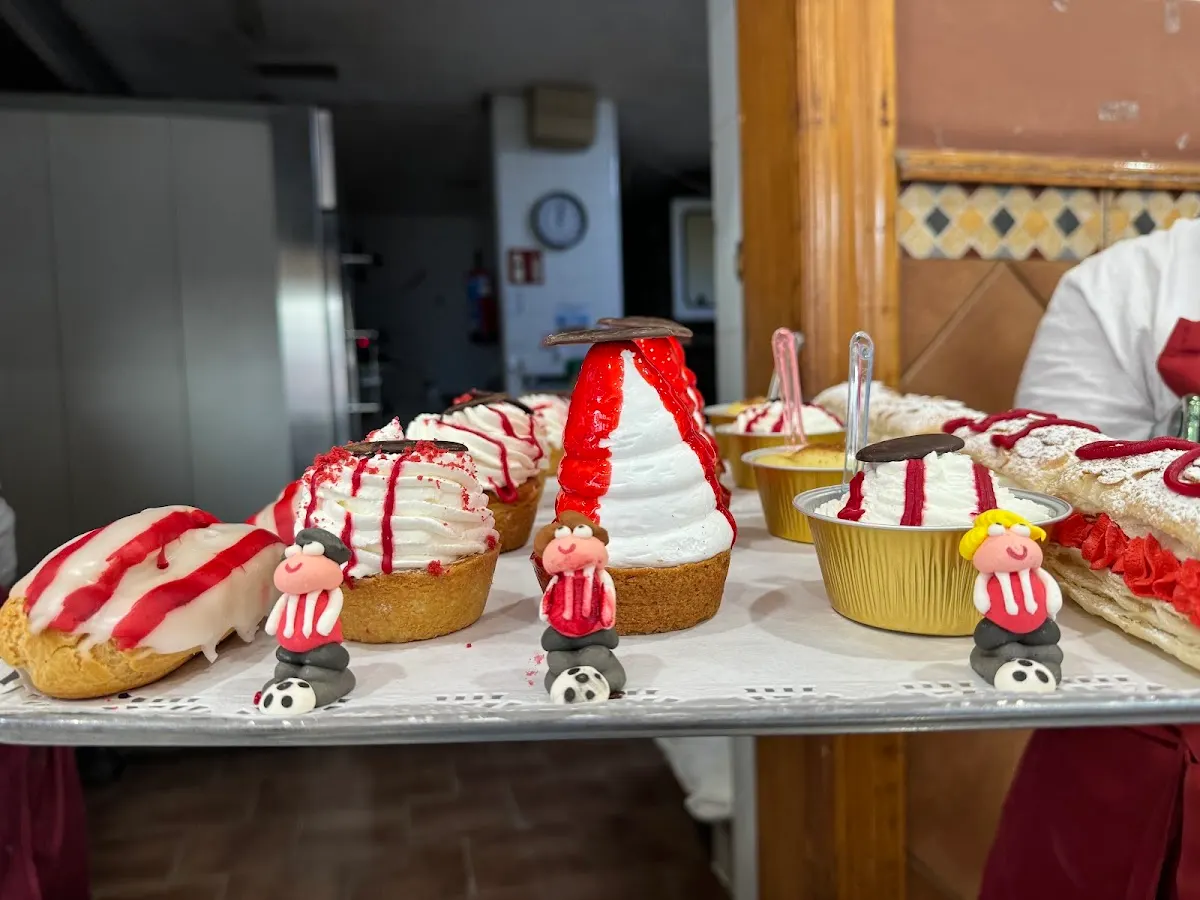 Pasteles individuales decorados en el mostrador de Panadería Matiena.