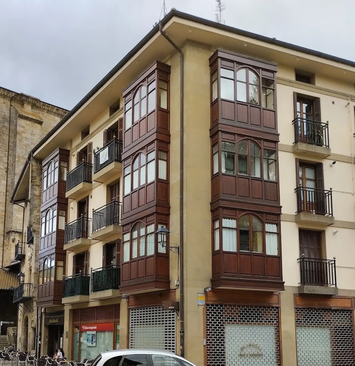 Fachada de un edificio con locales comerciales en Elorrio, donde se encuentra Panadería Matzorri Okindegia.