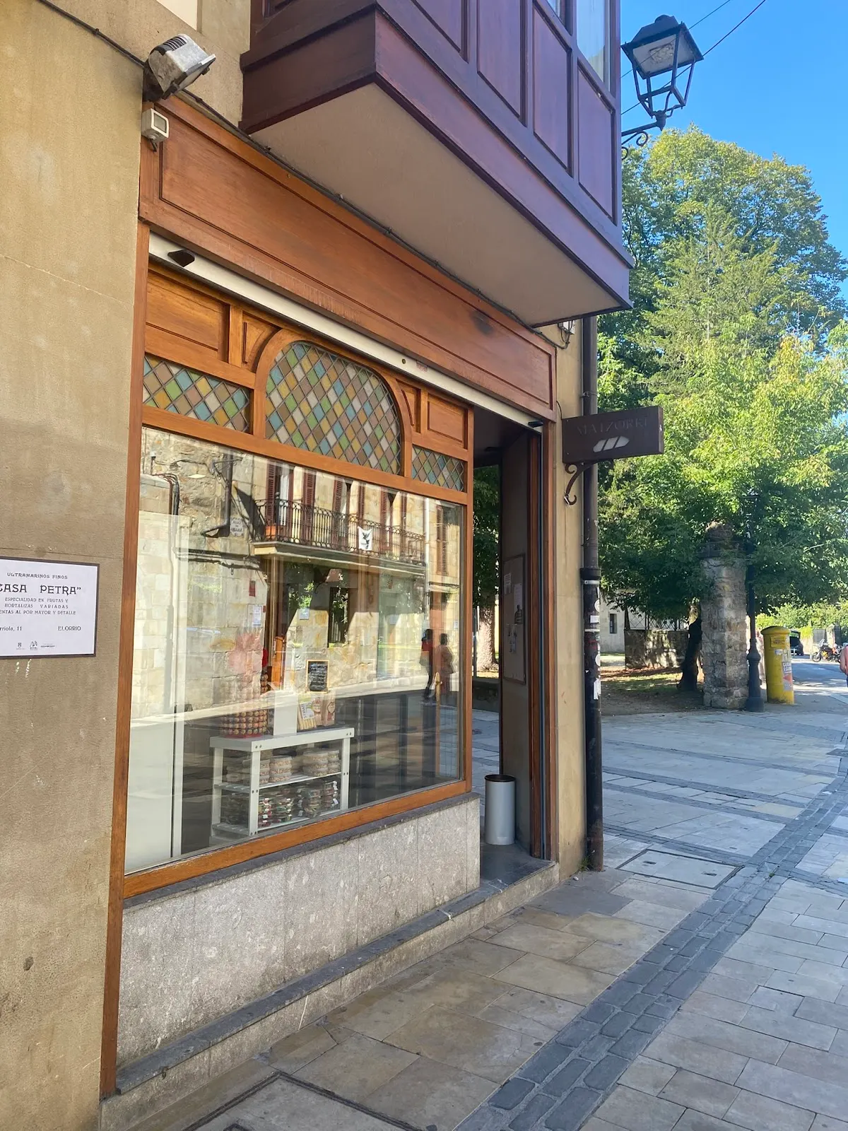 Escaparate de Panadería Matzorri Okindegia en una calle de Elorrio.