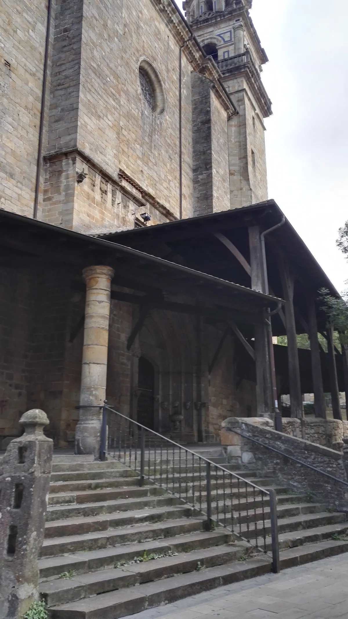 Entrada de una iglesia de piedra con escalinata.