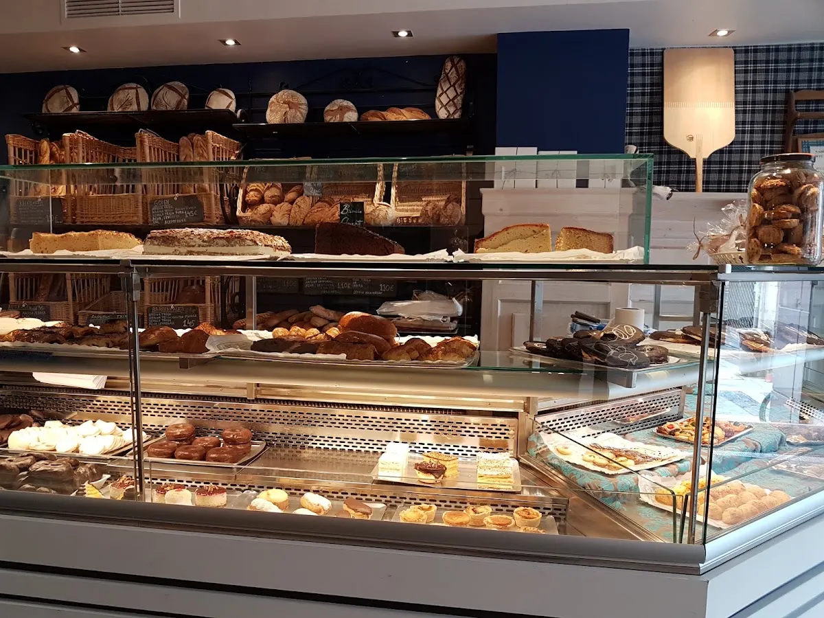 Mostrador de Panadería Ogi Berri con panes, pasteles y bollería.