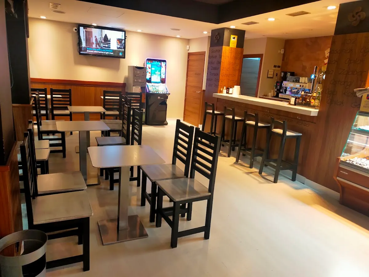 Interior de Panaderia Ogiberri, con mesas y barra de cafetería