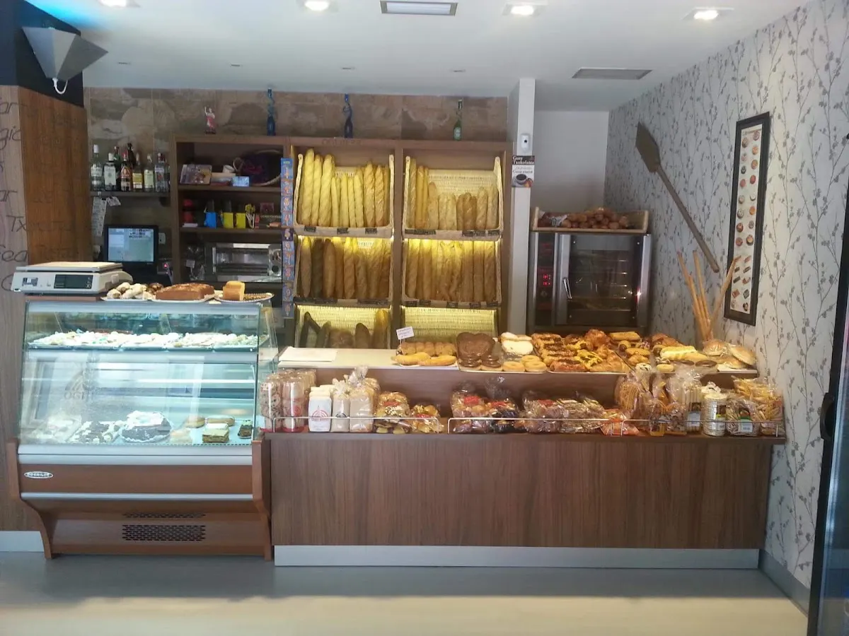 Mostrador de Panaderia Ogiberri con panes y productos de pastelería