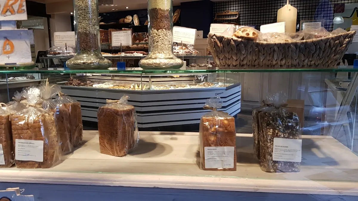 Mostrador de Panadería Ogien Artean con panes y productos de repostería envasados.