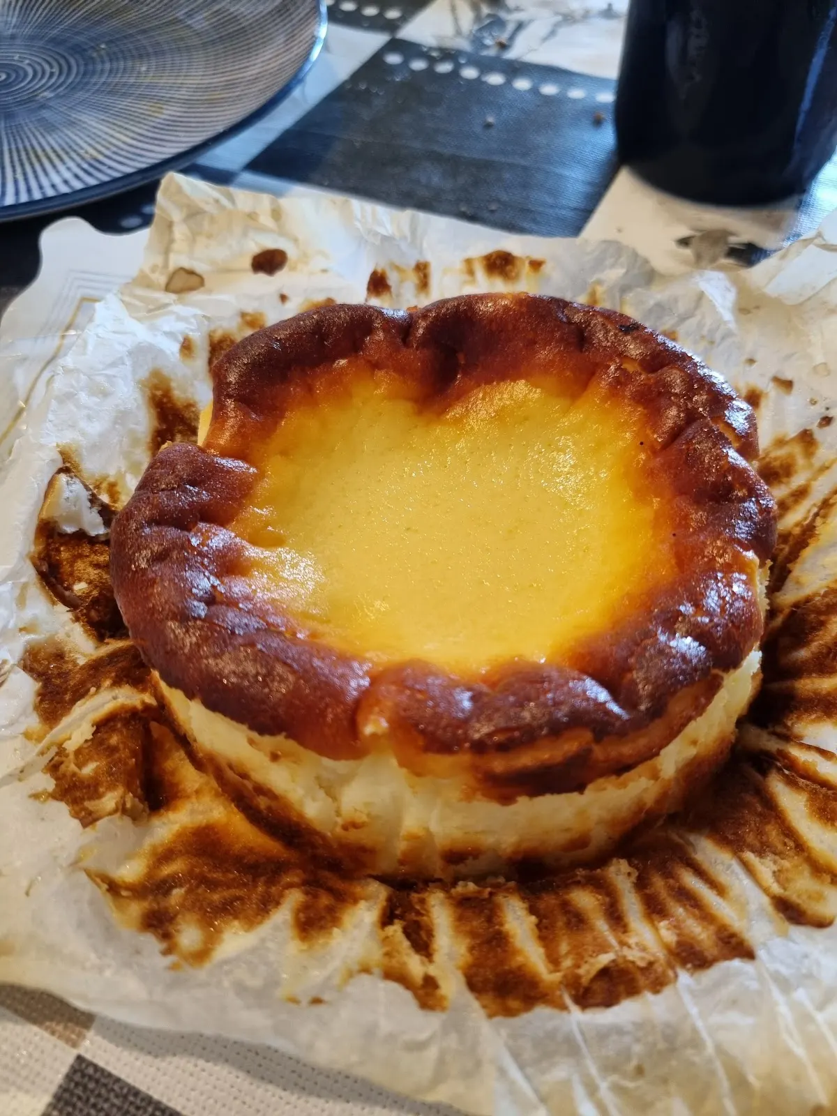 Tarta de queso de Panadería Ogien Artean sobre papel de horno.