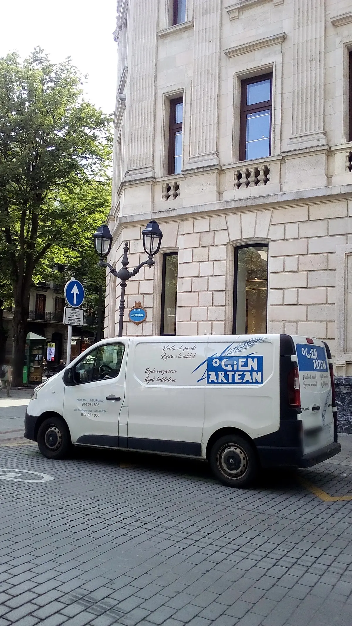 Furgoneta de Panadería Ogien Artean estacionada junto a un edificio