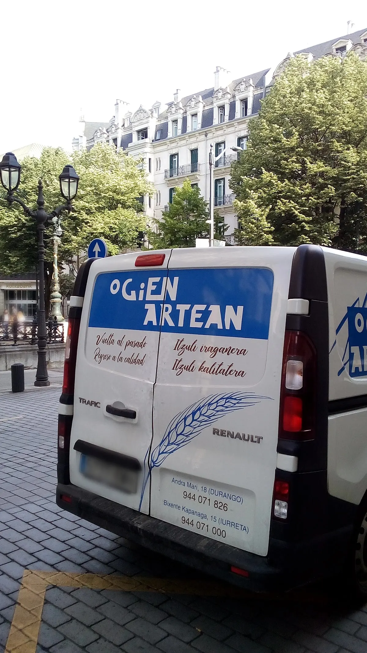 Parte trasera de la furgoneta de Panadería Ogien Artean