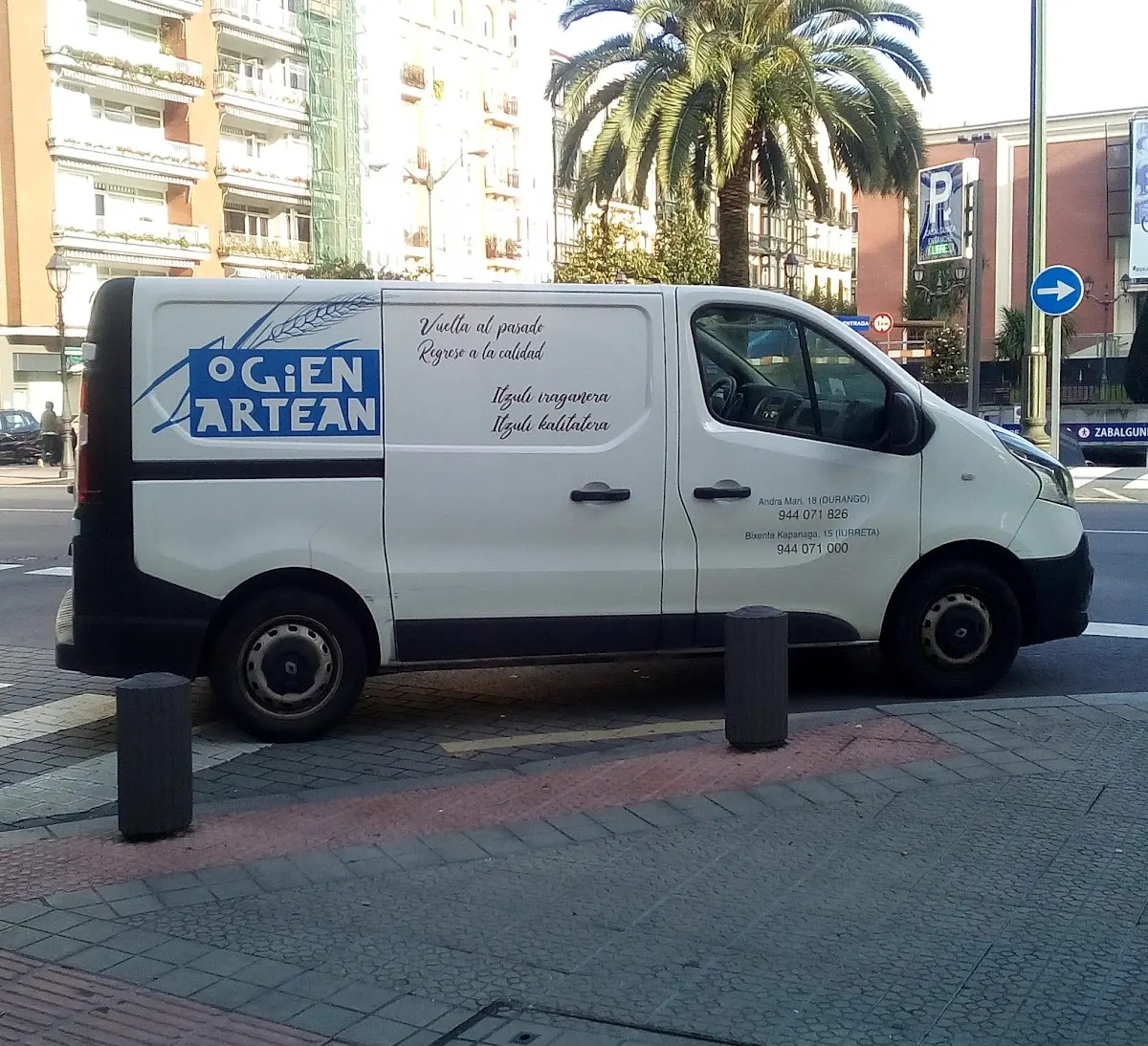 Furgoneta de Panadería Ogien Artean en una calle de la ciudad