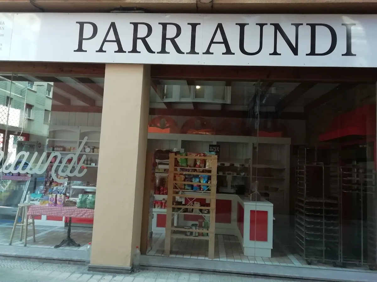 Fachada de la panadería Parriaundi Matiena, con el rótulo sobre el escaparate.