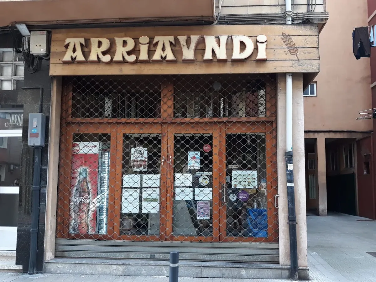 Entrada de la panadería Parriaundi Matiena con la persiana metálica bajada.