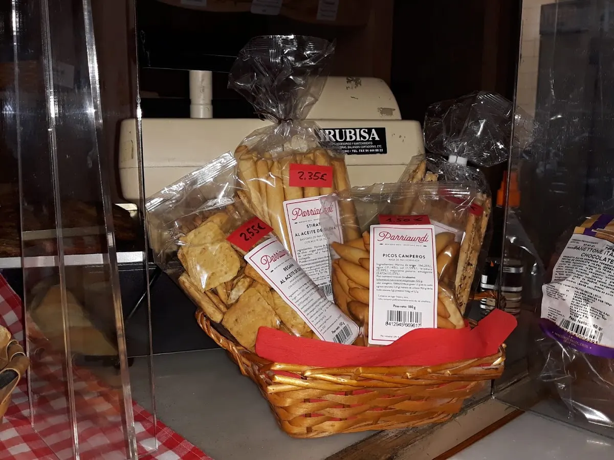 Cesta con productos de panadería y repostería de Parriaundi Matiena.