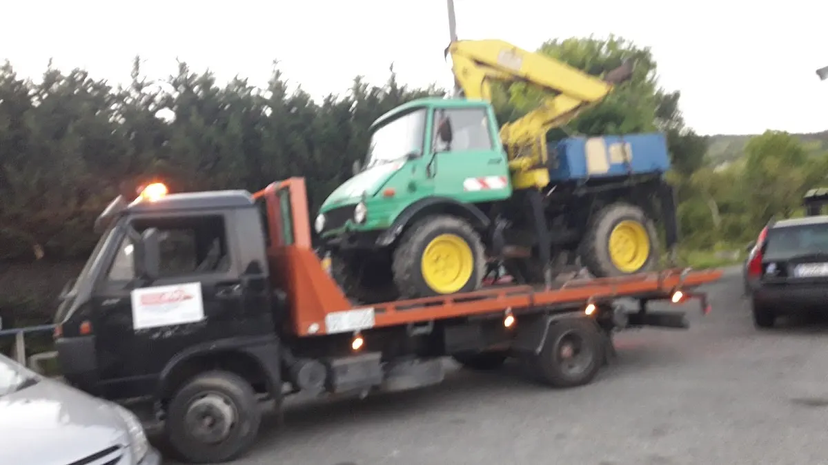 Vehículo de transporte con maquinaria cargada.