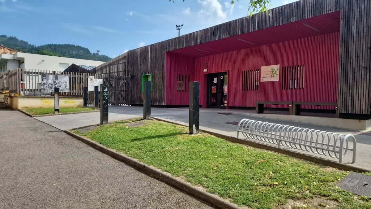 Exterior de la Haurreskola Zalduzubieta, con fachada roja y acceso desde la calle.