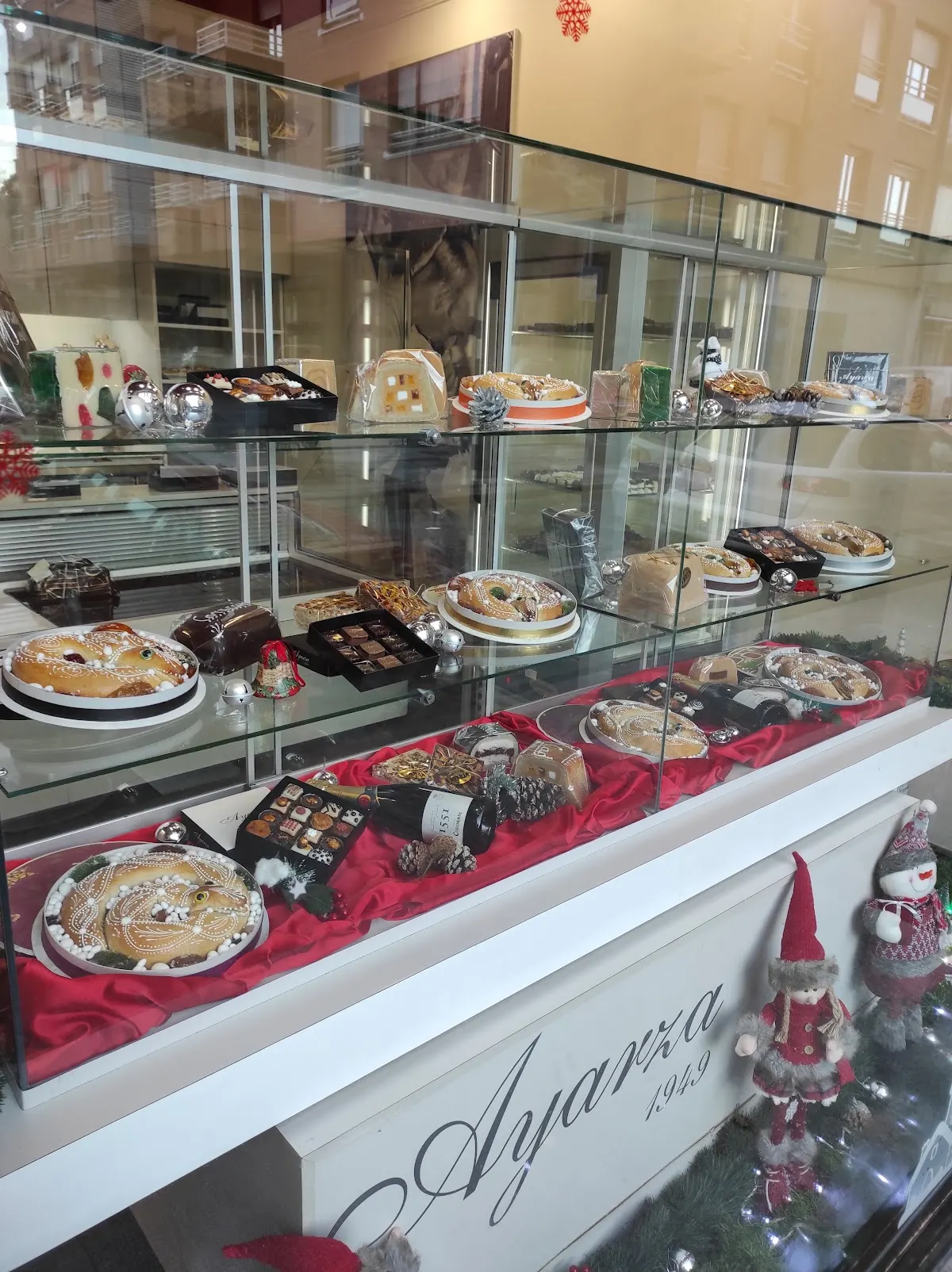 Escaparate de Pastelería Ayarza 1949 con tartas y dulces
