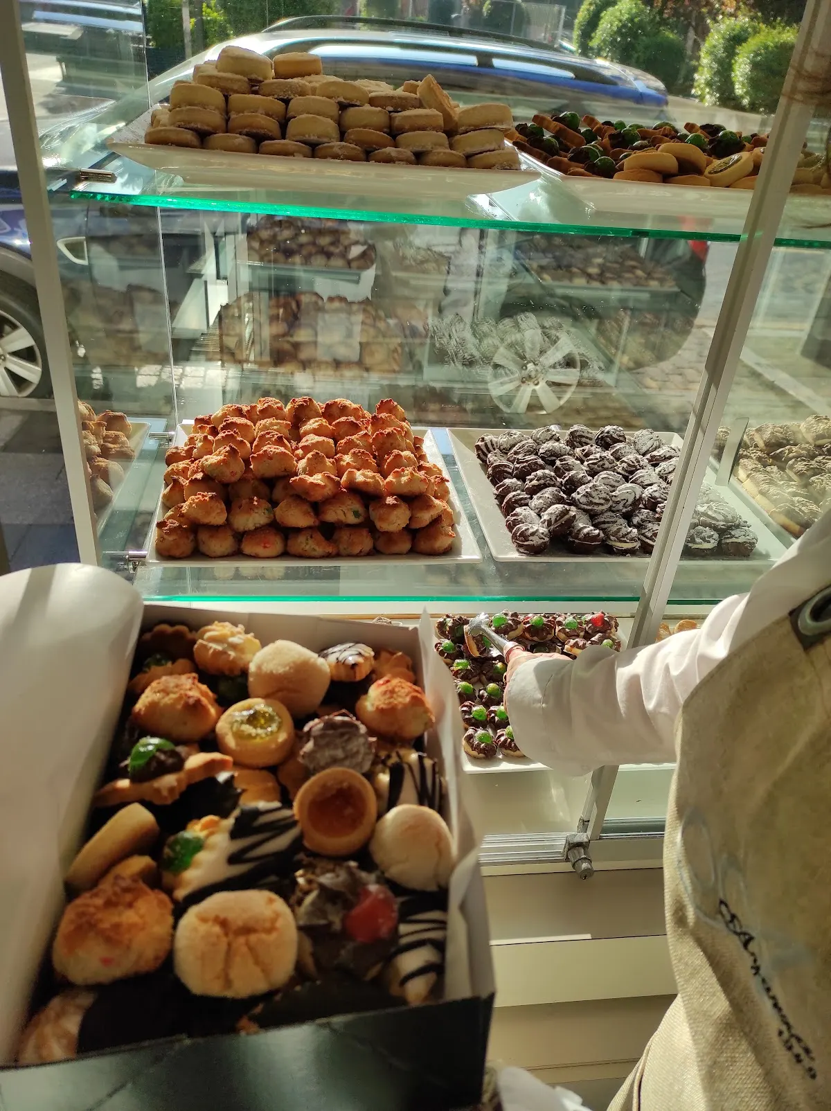 Bollería variada en la vitrina de Pastelería Ayarza 1949