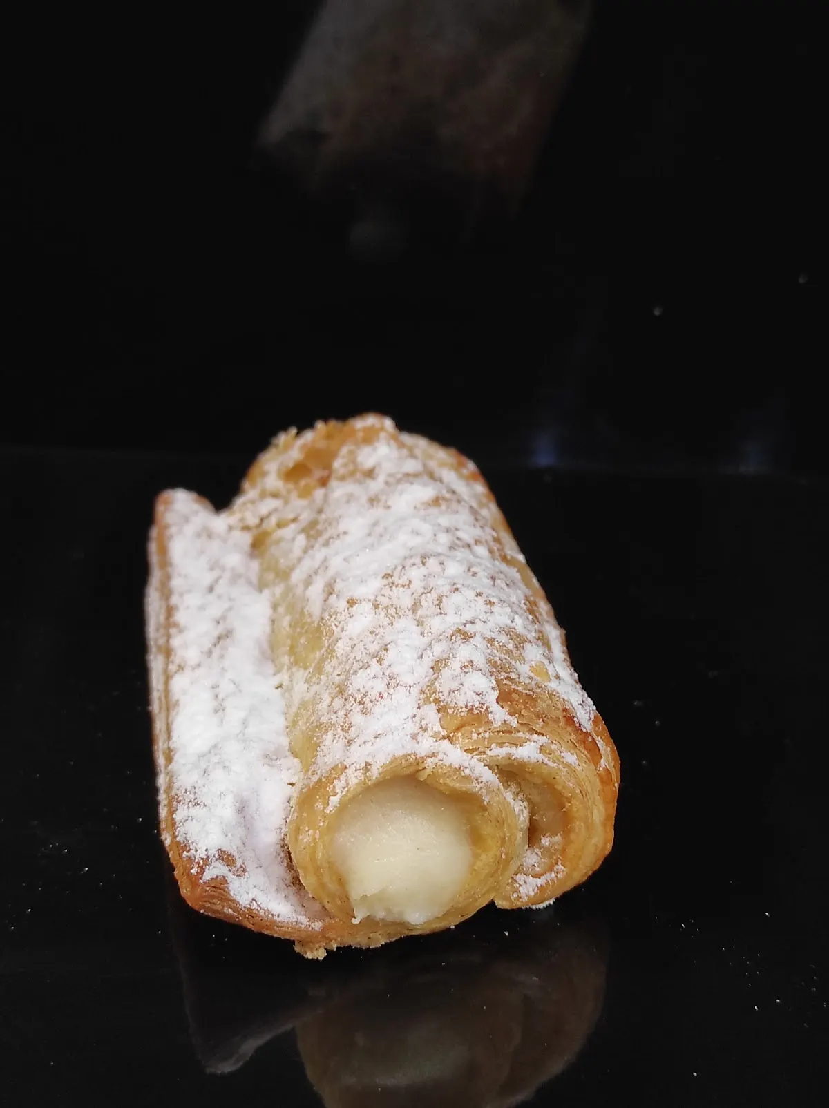 Caña de hojaldre rellena de crema de Pastelería Ayarza 1949