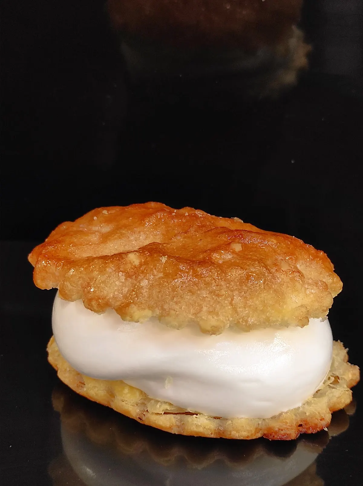 Pastel de hojaldre relleno de crema de Pastelería Ayarza 1949