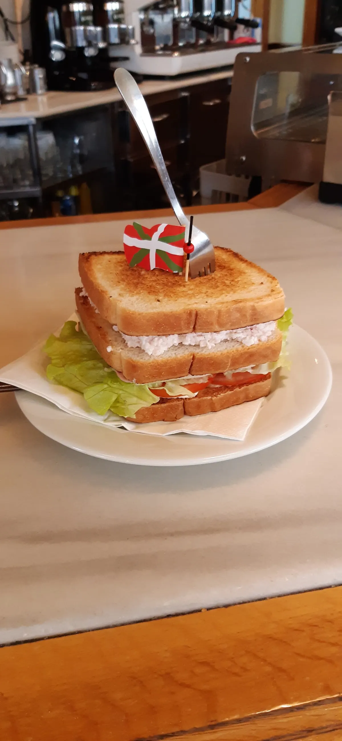 Bocadillo tostado servido en un plato en Paularen Zokoa