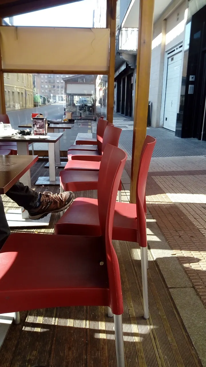 Asientos de la terraza exterior de Paularen Zokoa