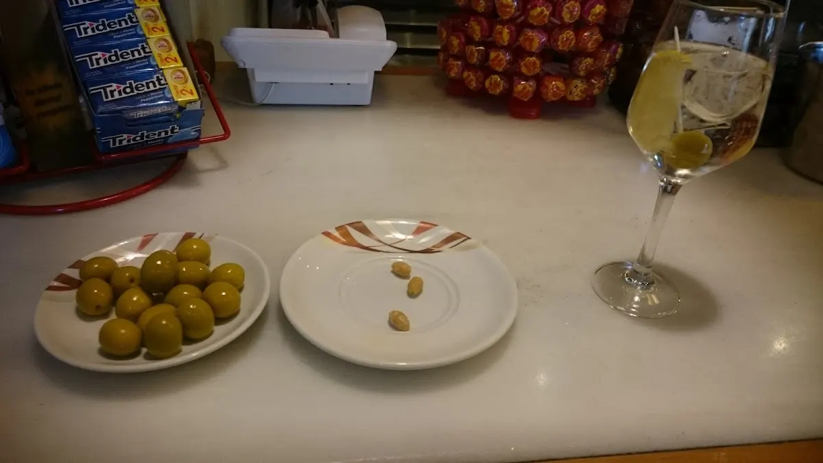 Aceitunas y bebida servidas en la barra de Paularen Zokoa