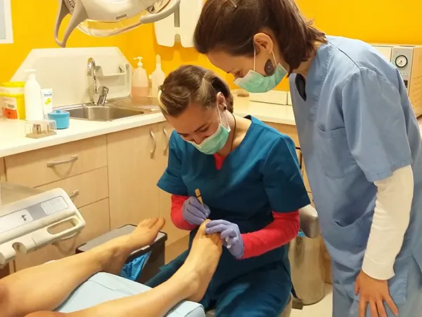Profesionales de Pausoz Pauso Podologia Klinika atendiendo a un paciente